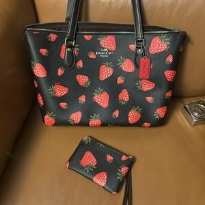 Coach Tote Strawberries 🍓 Pattern W/wristlet